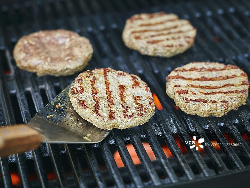 烧烤架上翻转的肉排图片素材