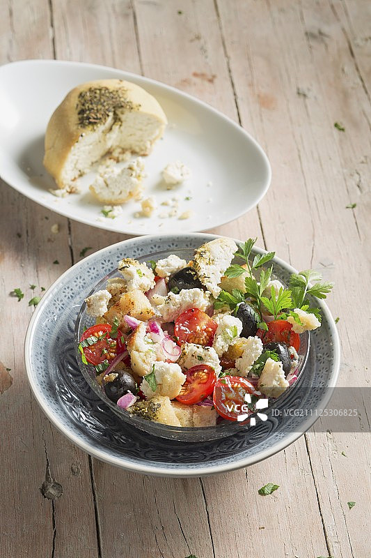希腊面包沙拉配纯素杏仁奶酪图片素材