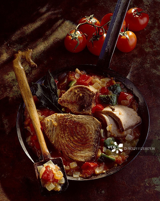 金枪鱼配煮番茄、甜椒、火腿和炒鸡蛋图片素材