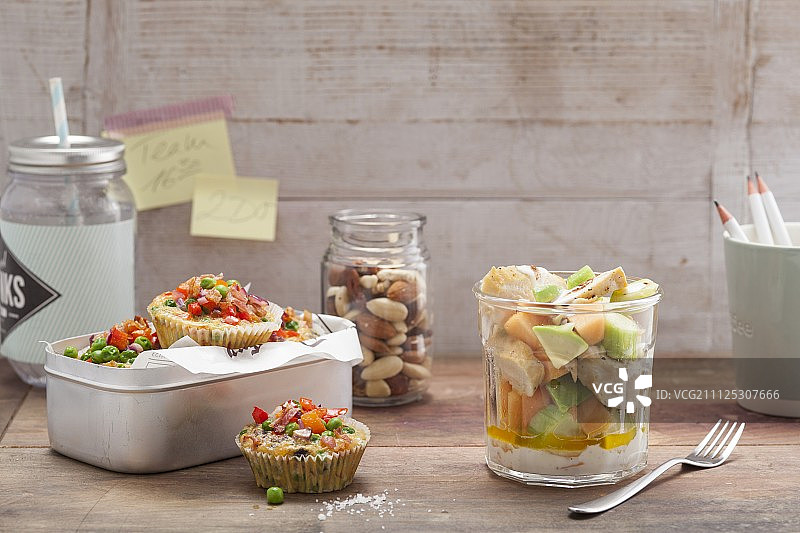 为劳动者准备的低卡路里外卖餐图片素材