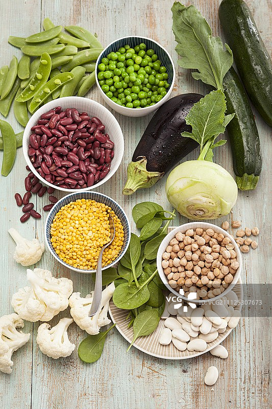 富含碳水化合物的豆类和新鲜蔬菜图片素材