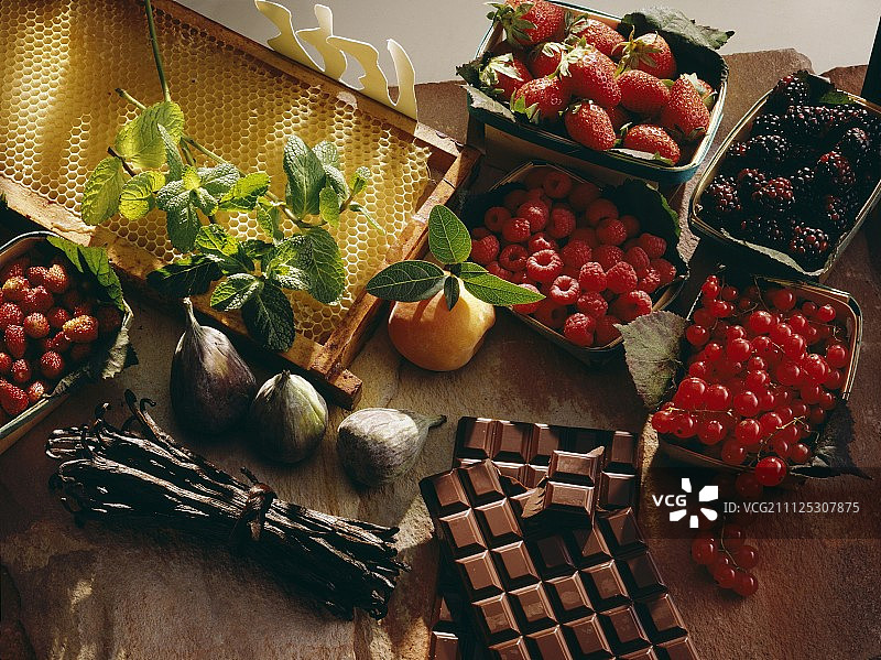 夏季水果、巧克力和香草豆荚图片素材