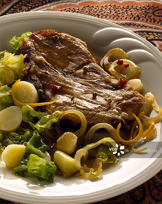 烤猪肩胛骨配卷心菜图片素材