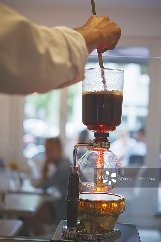在汉堡“斯德哥尔摩浓缩咖啡俱乐部”中使用虹吸壶制作滤泡咖啡图片素材
