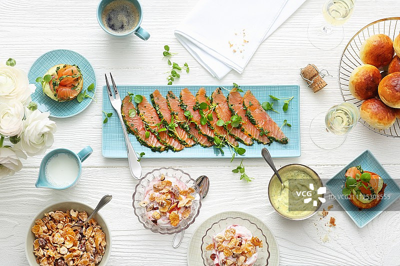 包含腌鲑鱼、面包卷和麦片等的早午餐自助餐图片素材