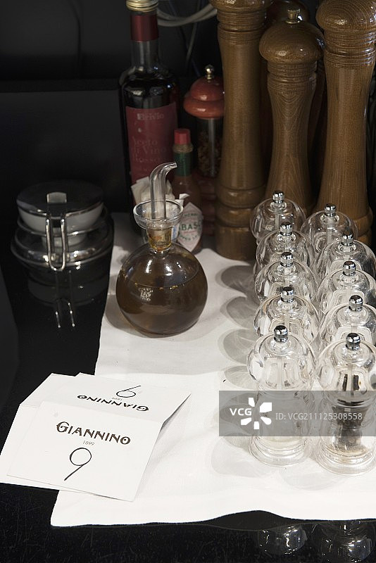 意大利米兰吉安尼诺餐厅香料研磨器与油壶图片素材