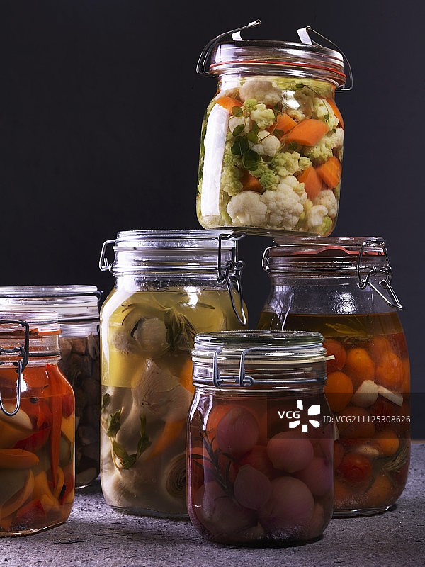 瓶盖罐中的保鲜水果和蔬菜图片素材