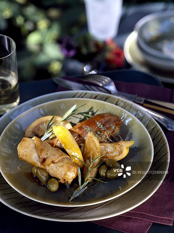 柠檬橄榄烩鸡肉图片素材