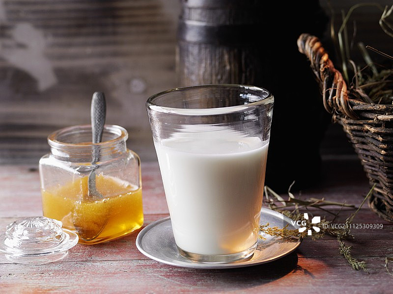 羊奶配甜栗蜂蜜图片素材