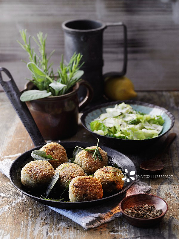 杏仁斯佩尔特米饭团配柠檬萨瓦白菜图片素材