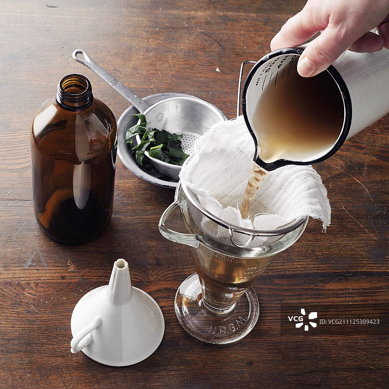 倒入瓶中的希尔德加德·冯·宾根肺草葡萄酒图片素材