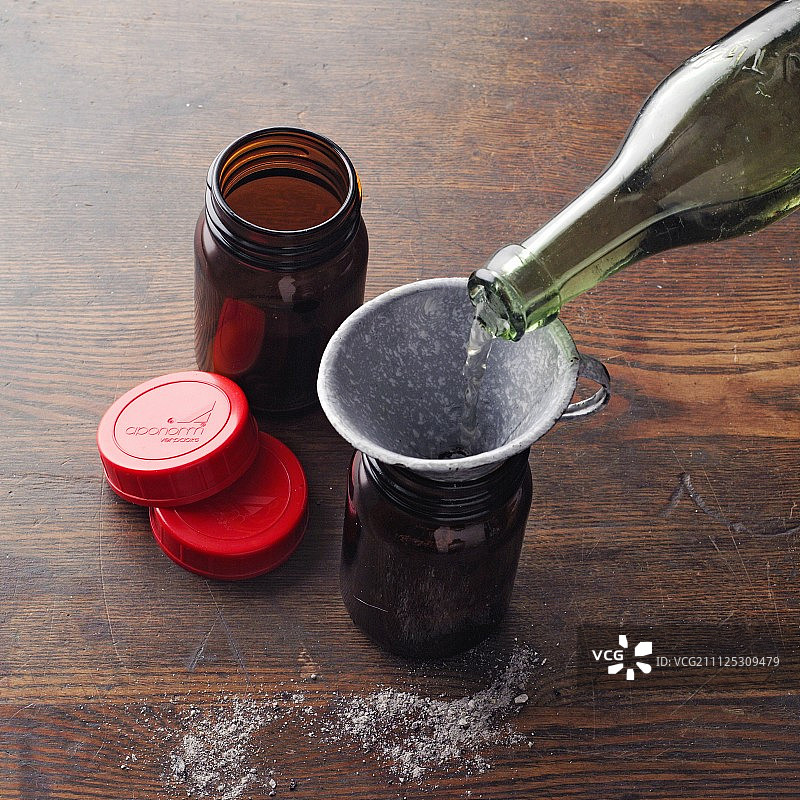 倒入瓶中的葡萄灰牙科葡萄酒图片素材