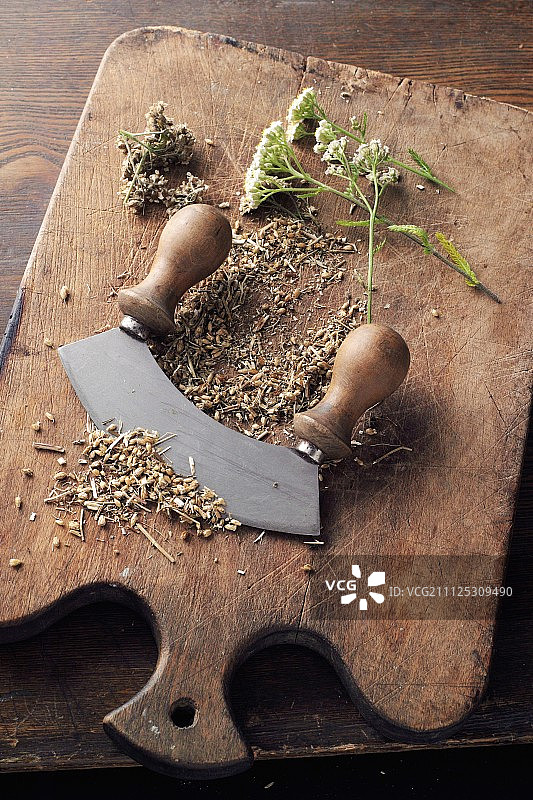 正在制作的希尔德加德·冯·宾根蓍草粉图片素材