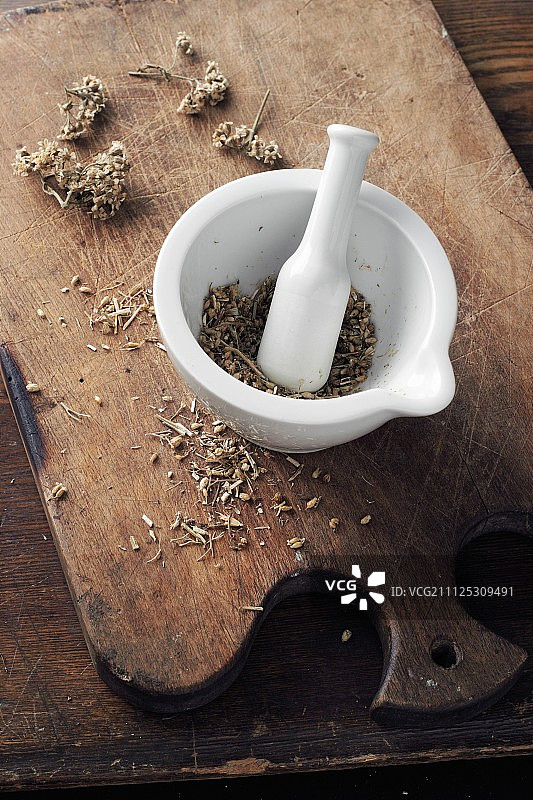 正在制作的希尔德加德蓍草粉图片素材