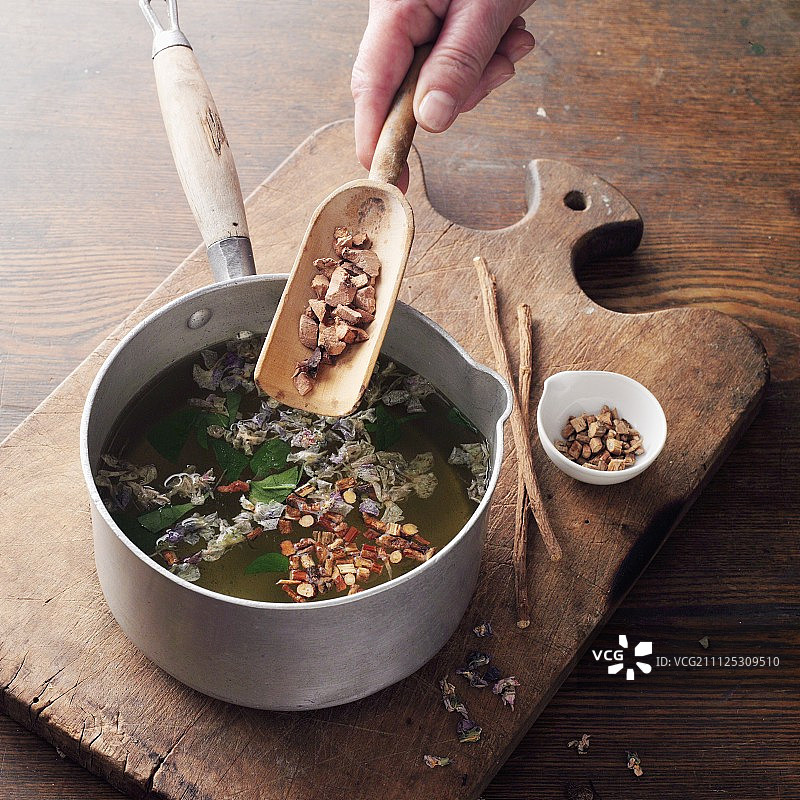 正在制作的希尔德加德·冯·宾根紫色长生不老药图片素材