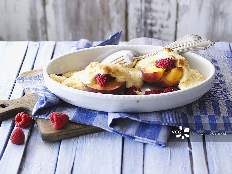 烤盘里的烤桃子和覆盆子图片素材