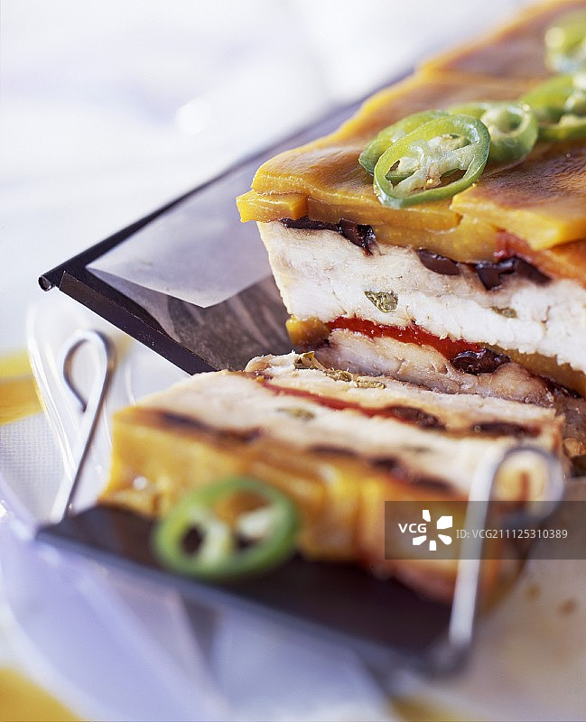 滑板烤辣椒和刺山柑酱图片素材