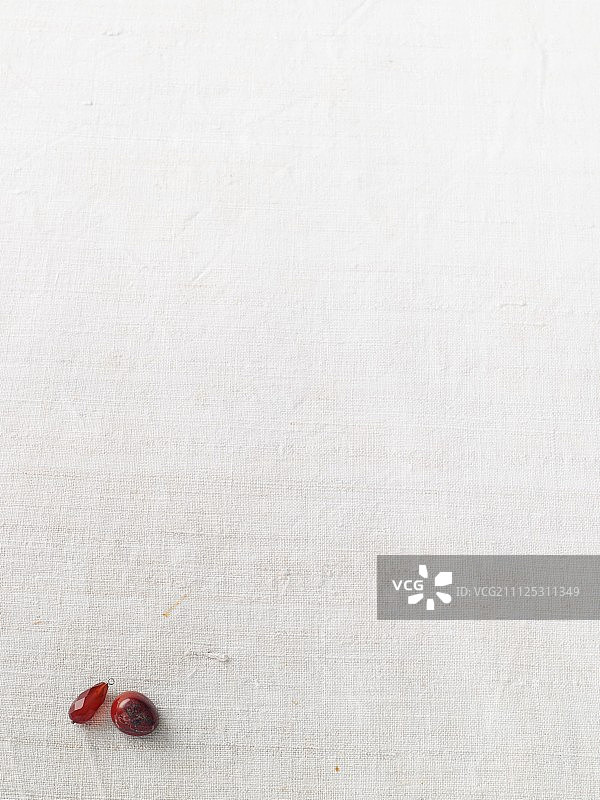 一块红玉髓和一块碧玉图片素材