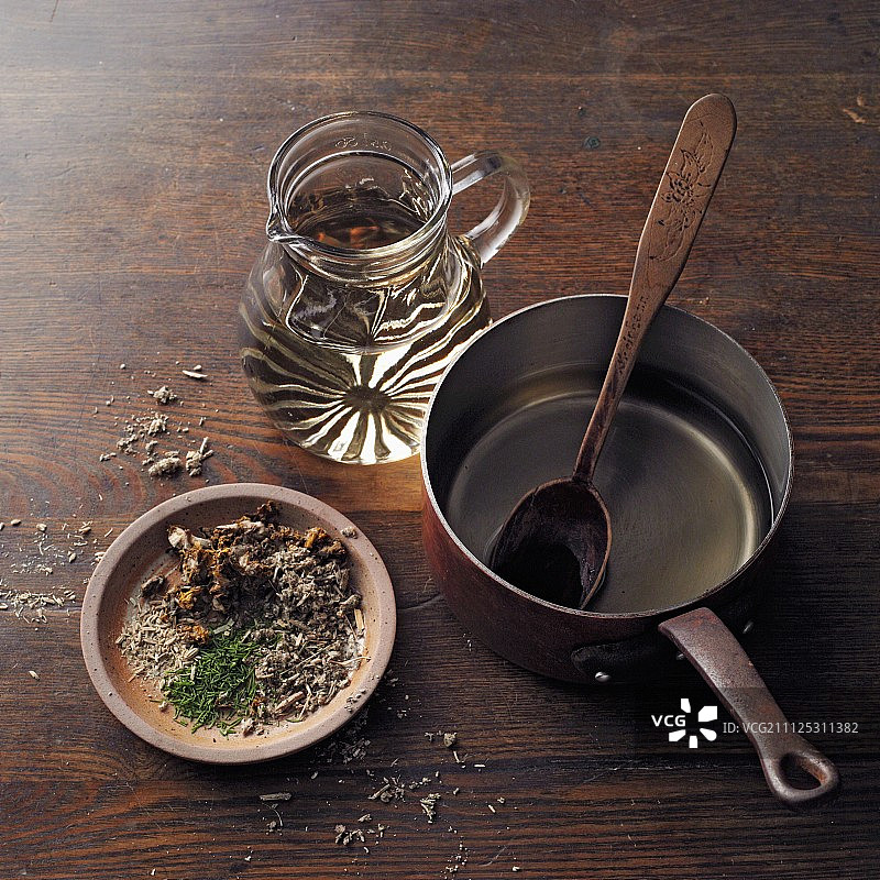 哈雷草葡萄酒的原料：哈雷草、混合香草和白葡萄酒图片素材