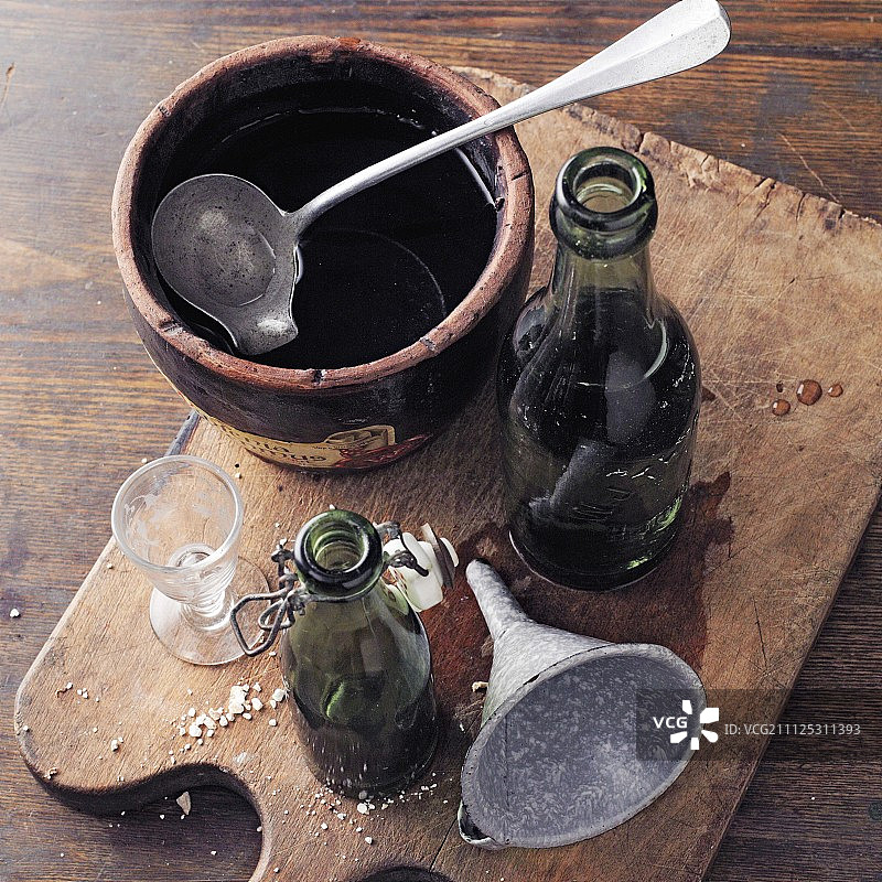 倒入瓶中的野生海芋药剂（希尔德加德·冯·宾根风格）图片素材