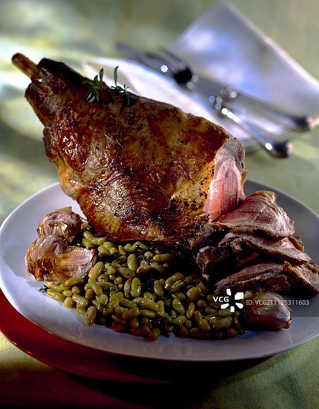 配白腰豆的羊腿图片素材