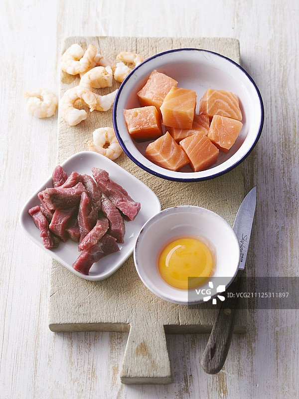 用于给蔬菜汤增加蛋白质的对虾、三文鱼、牛肉和鸡蛋图片素材