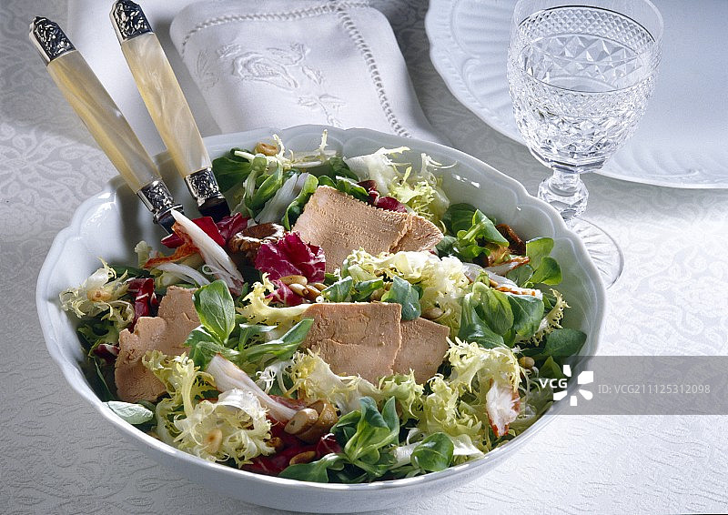 肥鹅肝和什锦生菜沙拉图片素材