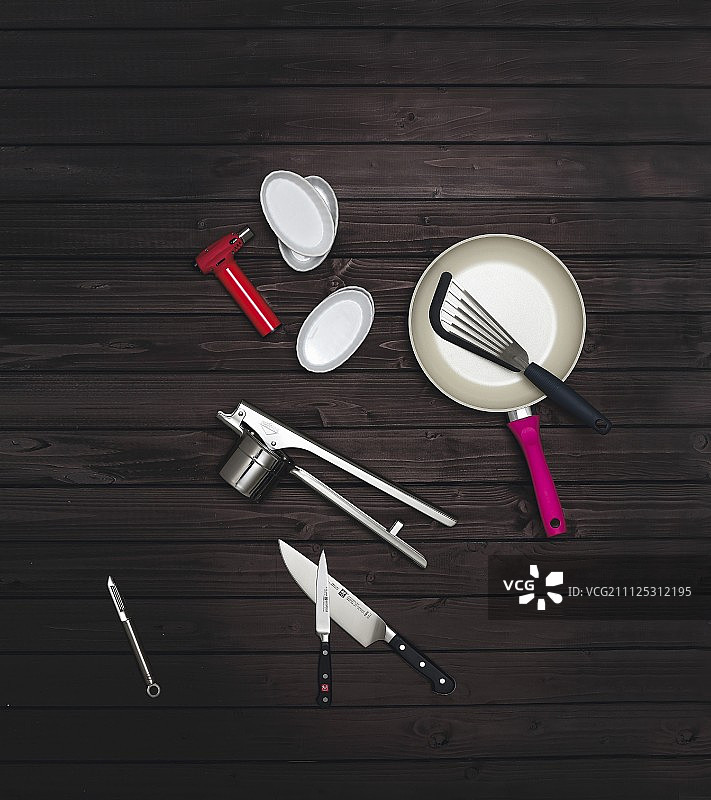 黑色台面上的各式厨房用具图片素材