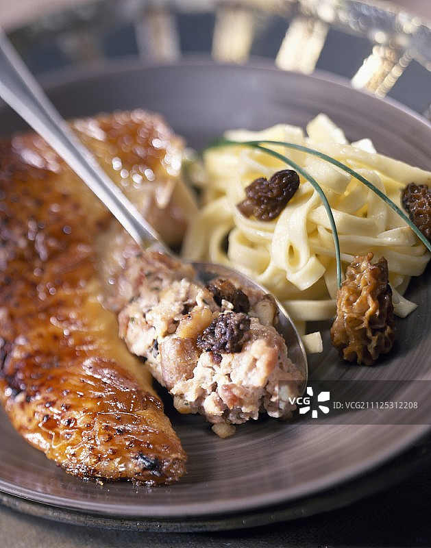 填有羊肚菌馅料的火鸡图片素材