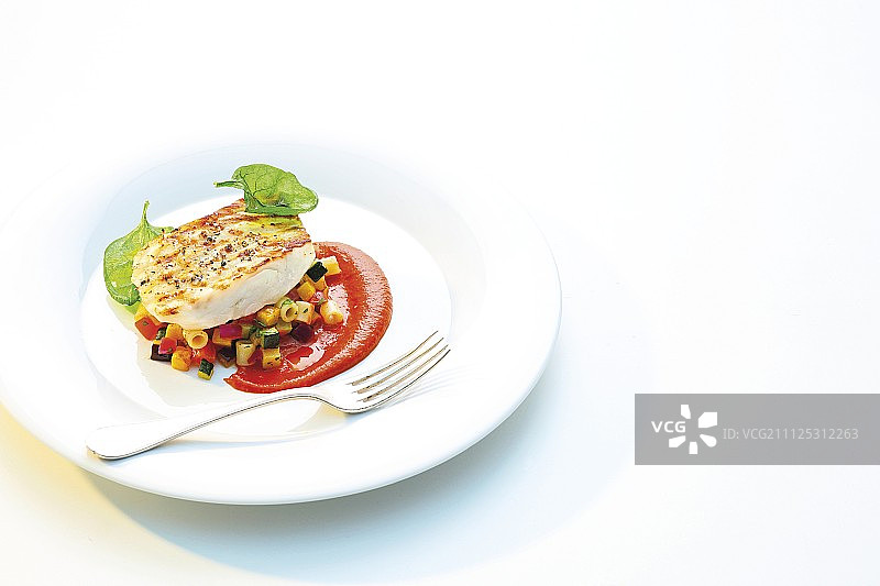 烤大比目鱼配烧烤酱和彩色意大利面沙拉图片素材