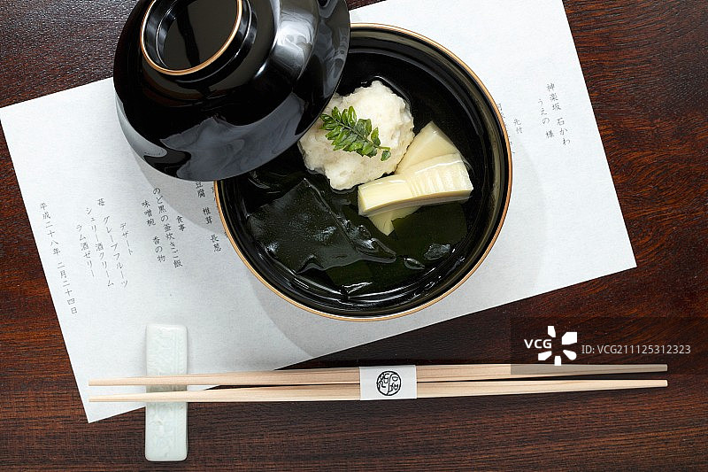 怀石料理菜单：扇贝饺子、竹笋、裙带菜和山椒叶图片素材