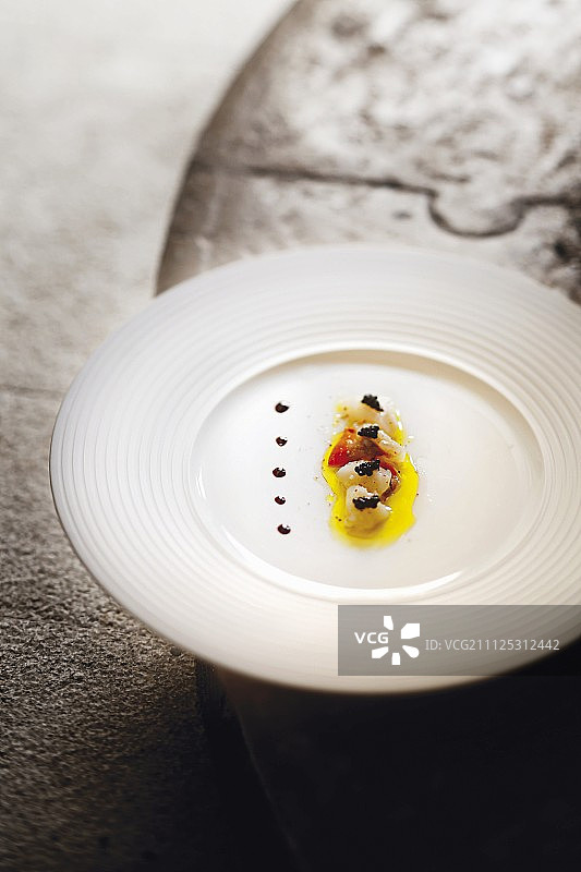 诺维格勒达米尔和奥内拉餐厅的一道菜，扇贝配鱼子酱，伊斯特里亚，克罗地亚图片素材