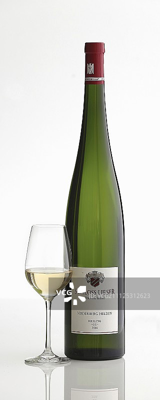白葡萄酒瓶和玻璃杯（德国摩泽尔）图片素材