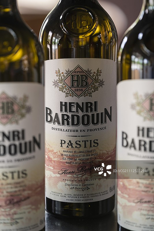 法国福卡尔基耶亨利·巴杜安制造的茴香酒瓶图片素材