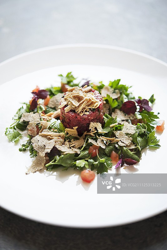 德国黑森山路地区比克瑙-洛尔巴赫“拉默斯霍夫”餐厅制作的野牛肉鞑靼，配鸭肝和松露图片素材