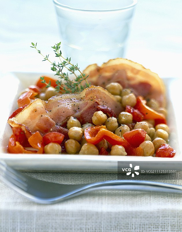 盐腌猪肉培根与鹰嘴豆和红辣椒图片素材