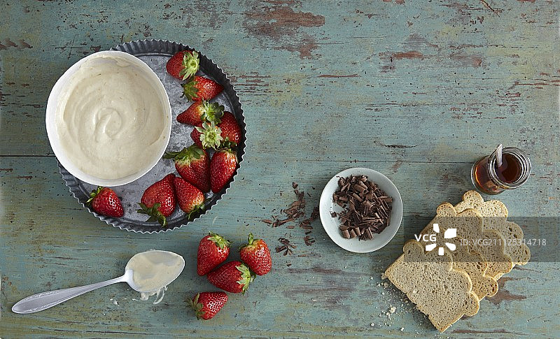 制作快速提拉米苏的食材：吐司、草莓和夸克图片素材