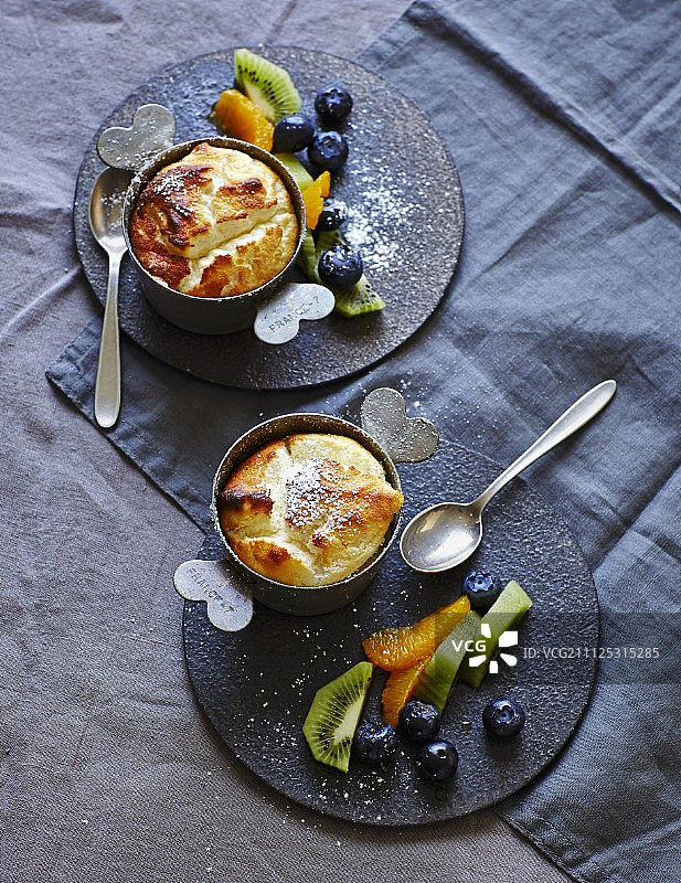 汤加和夸克舒芙蕾配水果（低碳水化合物）图片素材