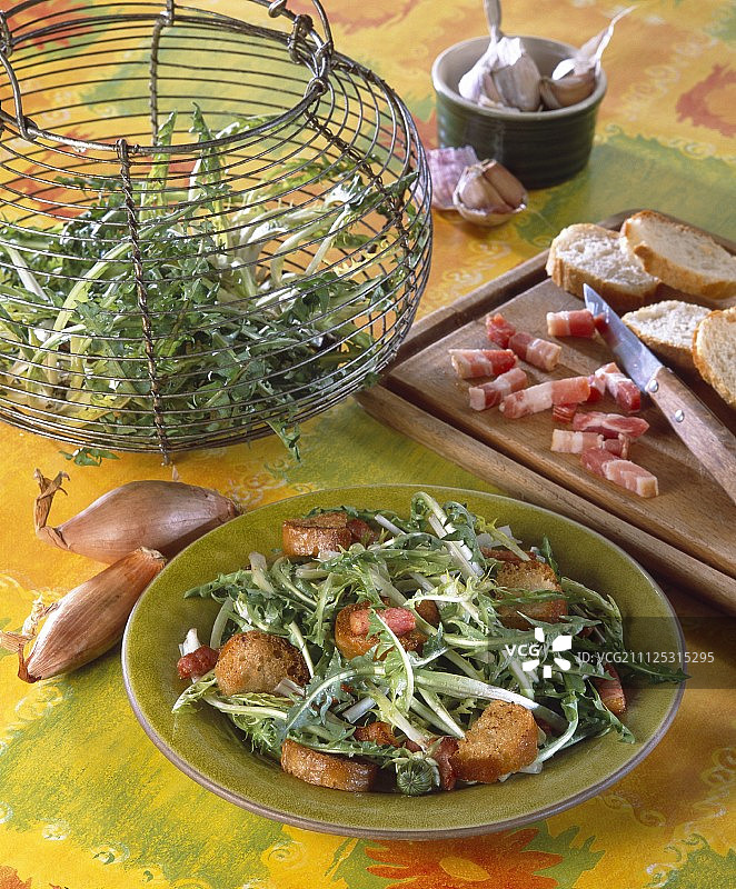 培根面包丁蒲公英沙拉图片素材