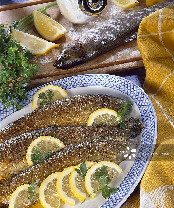 炸鳟鱼图片素材