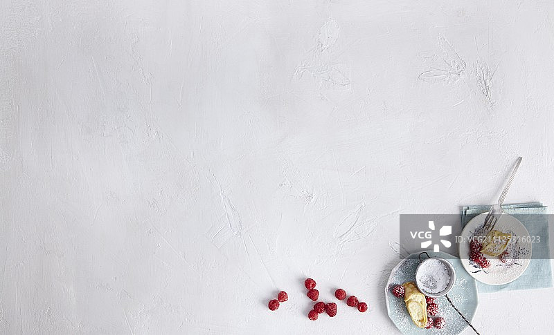 浆果和糖粉煎饼卷（俯视）图片素材