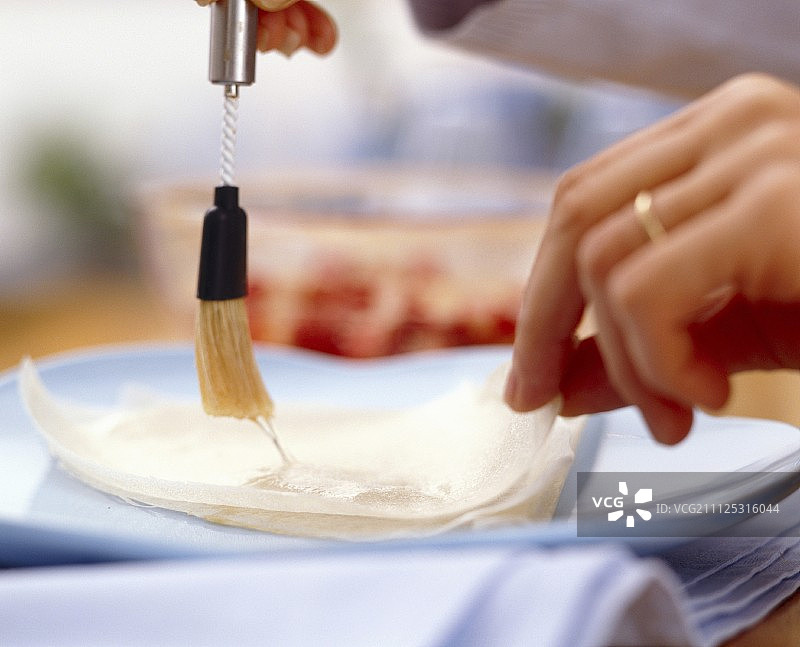 给千层酥皮刷油图片素材