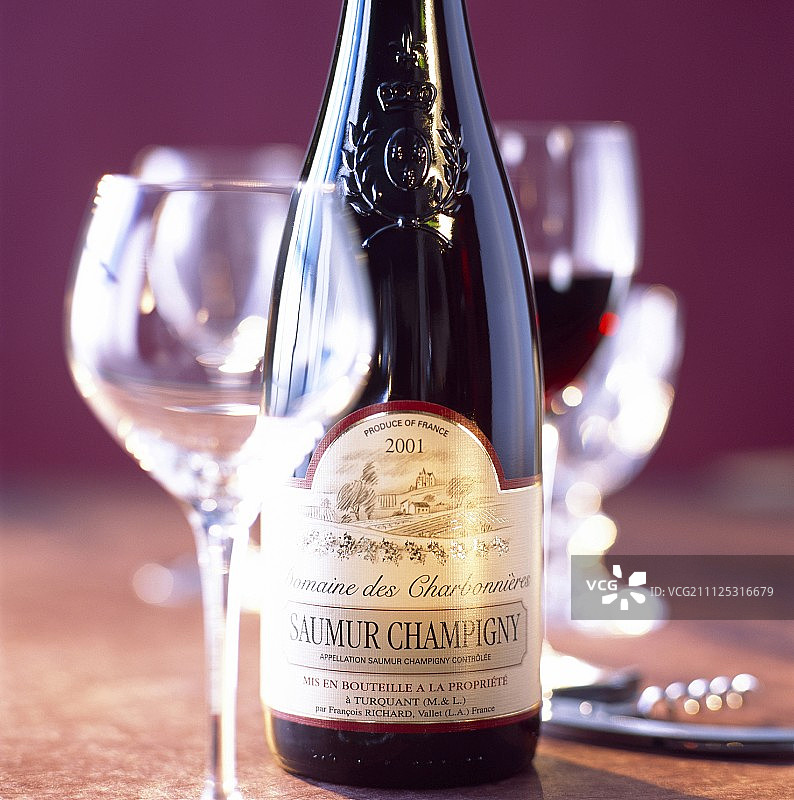 索米尔-香皮尼葡萄酒瓶图片素材