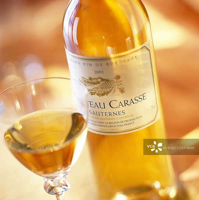 一瓶Château Carasse苏玳甜白葡萄酒图片素材