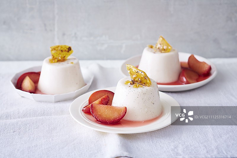 纯素杏仁意式奶冻配李子（不含大豆）图片素材