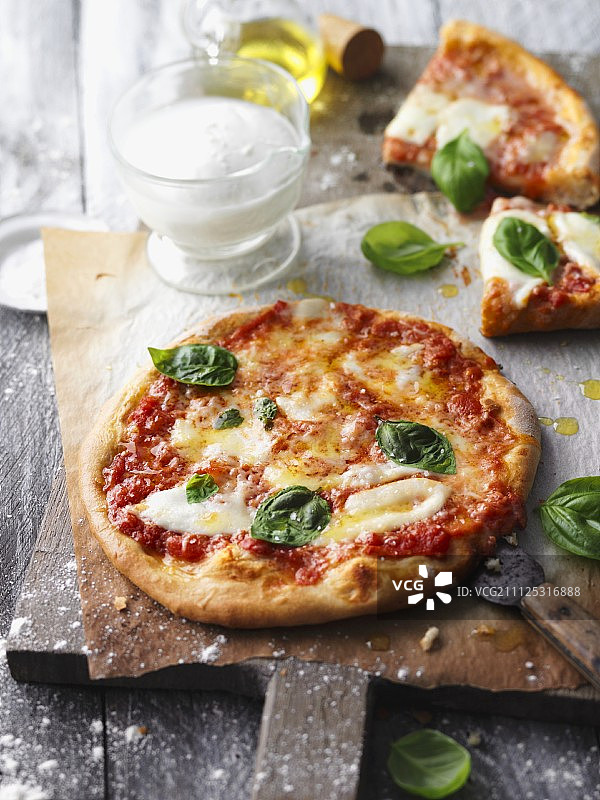 玛格丽特披萨配新鲜罗勒图片素材