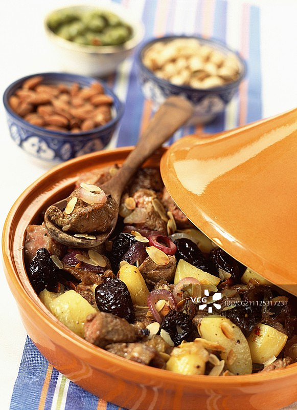 羊肉和西梅塔津锅图片素材