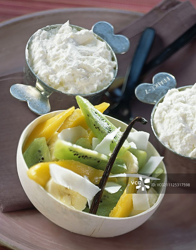 橙花慕斯和异国水果沙拉图片素材