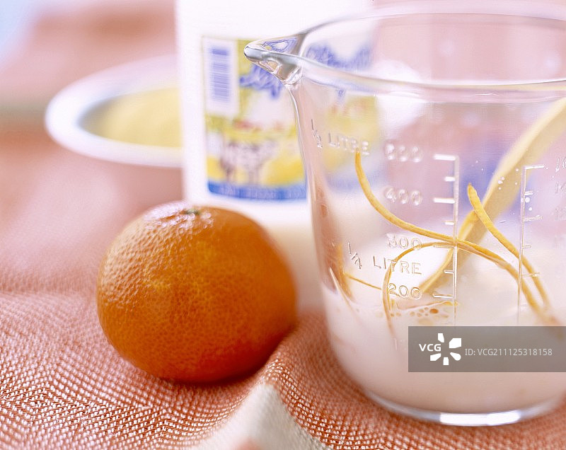 带牛奶和橙皮屑的量壶图片素材