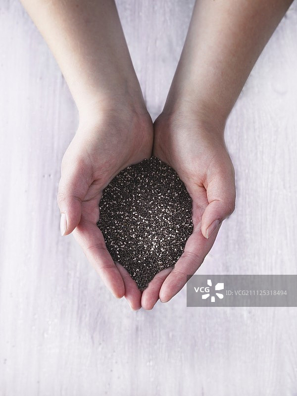 双手拿着奇亚籽图片素材